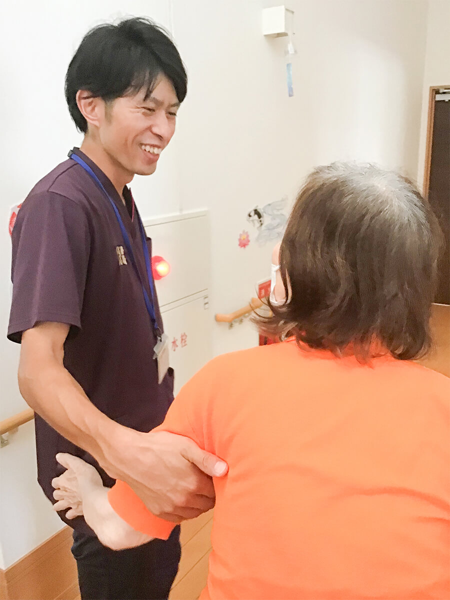 介護士の働く姿